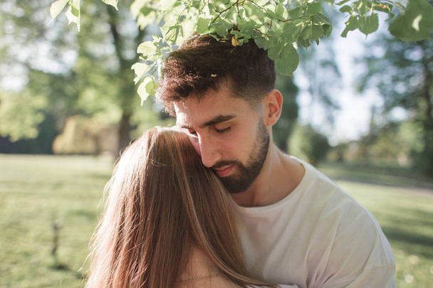 Young couple under tree - Valokuva, kuva