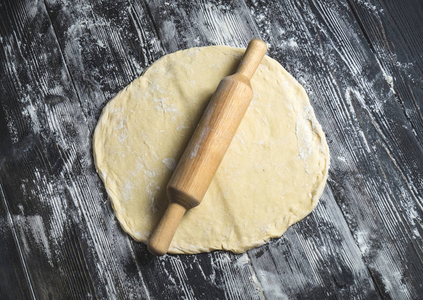 rolling pizza dough - 写真・画像