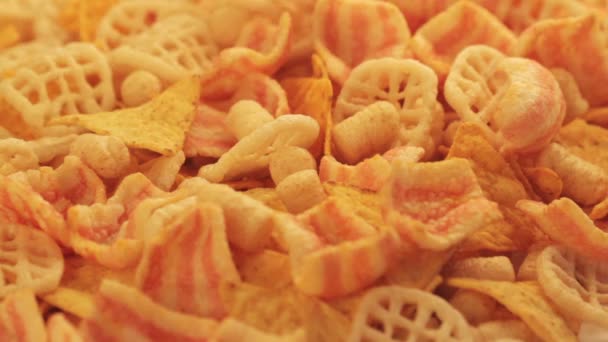 burgonya-snack és a chipek esik le - Felvétel, videó