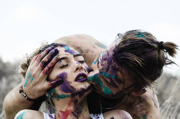 Young couple having fun with paints - Foto, afbeelding