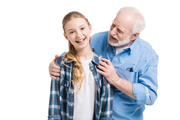 Abuelo y nieta abrazándose
 - Foto, imagen