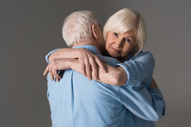 Coppia anziana che abbraccia - Foto, immagini