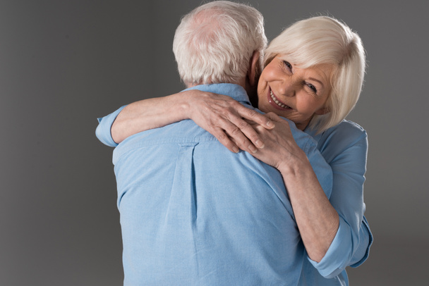 Seniorenpaar umarmt - Foto, Bild