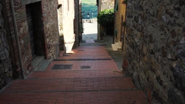  Вузькому провулку в древнє місто в Тоскані, Італія, 4 к - Кадри, відео