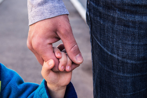 dad and son holding hands - Foto, Imagen