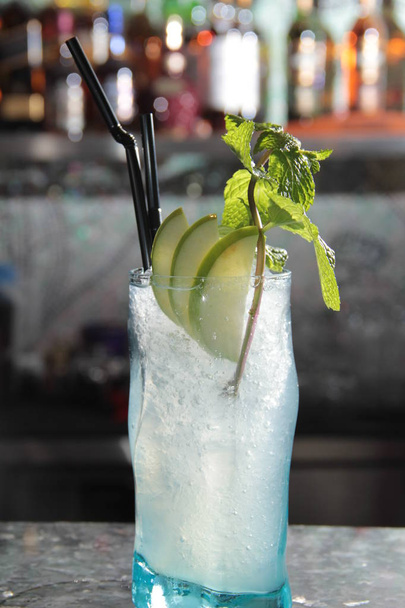 cocktail with ice and lemon on the table - Φωτογραφία, εικόνα