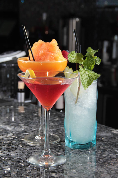 cocktail with lemon and mint on a bar counter - Φωτογραφία, εικόνα