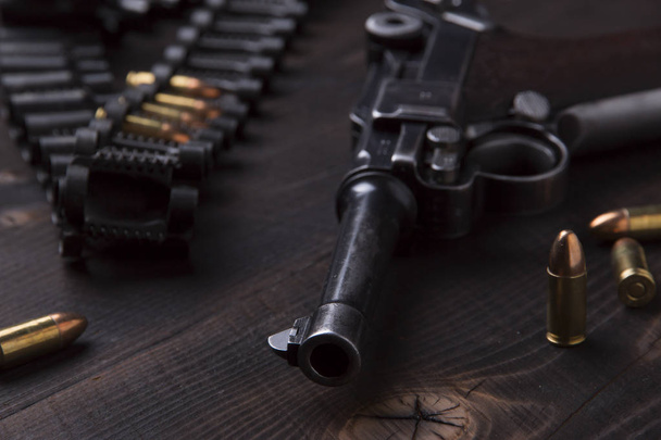 Pistola Luger con cartucce e fondina sulla lavagna
 - Foto, immagini