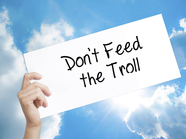 Don't Feed het Troll teken op wit papier. Man Hand bedrijf papier - Foto, afbeelding