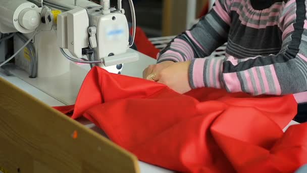 クローズ アップ女性の裁縫師は、彼女の職場の服を縫う  - 映像、動画