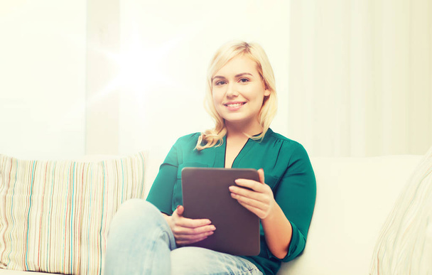 smiling woman with tablet pc at home - Foto, Bild