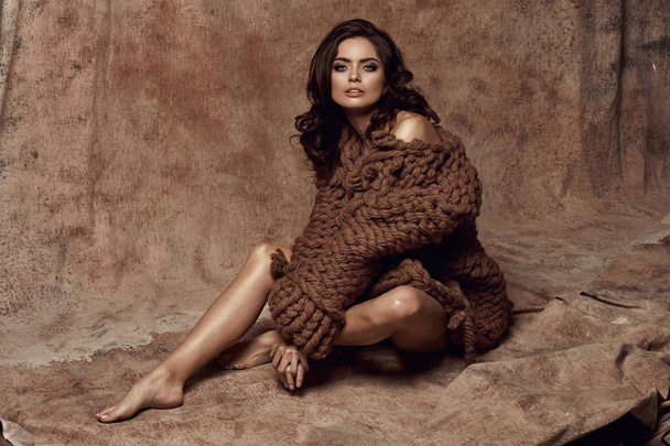 female model wearing wool sweater  - Foto, immagini