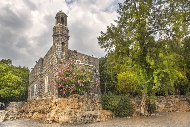 chapelle de la Primauté de Pierre, Tabgha, Israël
 - Photo, image