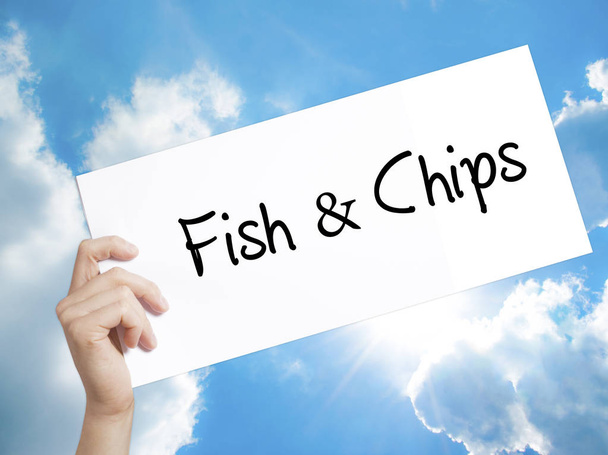 Fish & Chips znamení na bílém papíře. Muž drží ruč.papíře ŽÁ - Fotografie, Obrázek