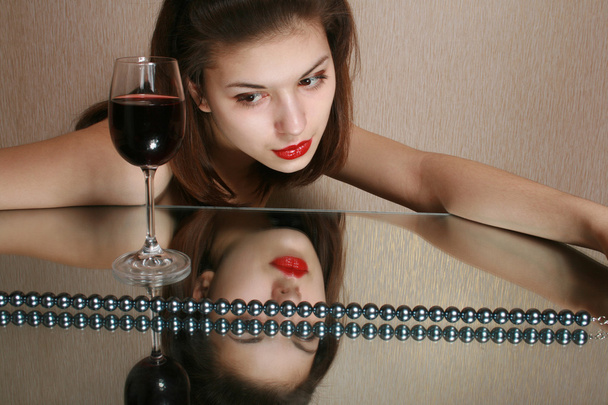 Bicchiere di vino e gioventù
. - Foto, immagini