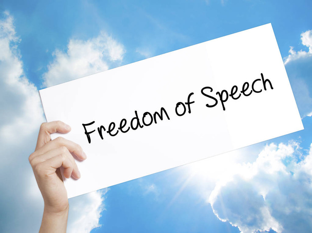 Svoboda projevu znamení na bílém papíře. Člověk ruku držení papíru wi - Fotografie, Obrázek