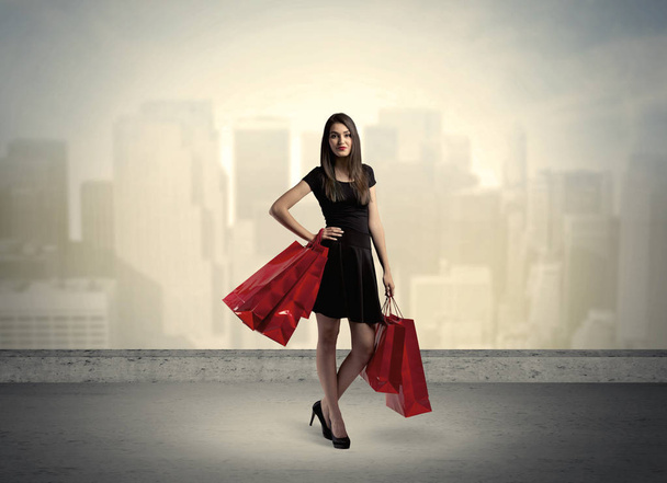 Stadtfrau steht mit Einkaufstüten - Foto, Bild
