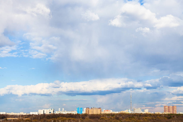 białe chmury nad widok na park miejski w Moskwie - Zdjęcie, obraz