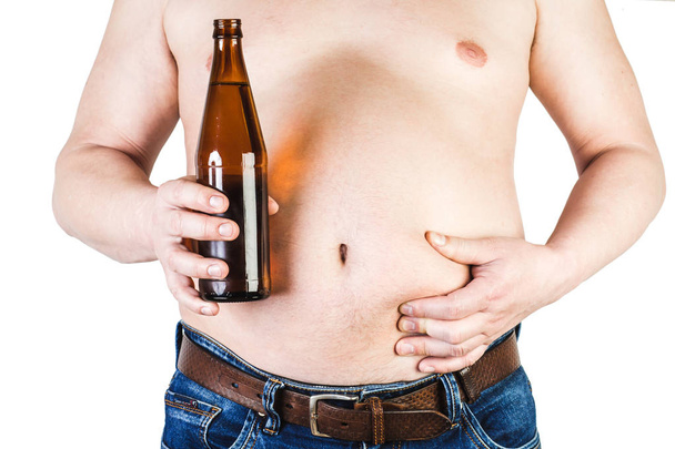 Człowiek z dużym brzuchem, z butelką piwa. - Zdjęcie, obraz