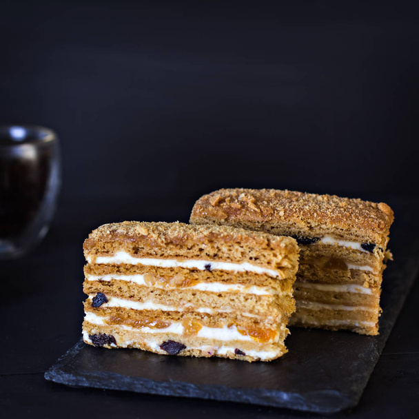 Honey cake on a dark background - Foto, immagini