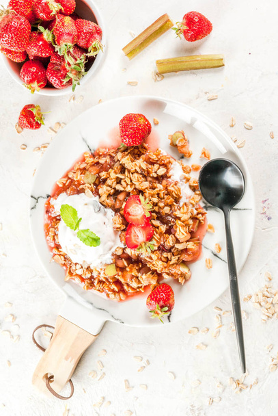 健康的な朝食。オートミール グラノーラ クランブル ルバーブ、新鮮な s と - 写真・画像