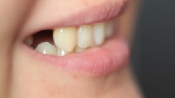 controle van de wond na tandextractie, het gebrek aan premolaar; schoten twee - Video