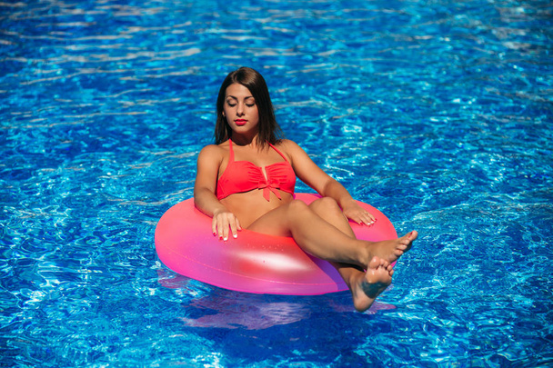 Una joven está nadando en la piscina cerca de la playa, tiempo soleado. Verano
 - Foto, imagen