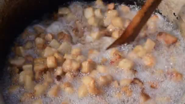 Dělat škvarky z vepřového sádla, vepřové škvarky příprava, vaření škvarky - Záběry, video