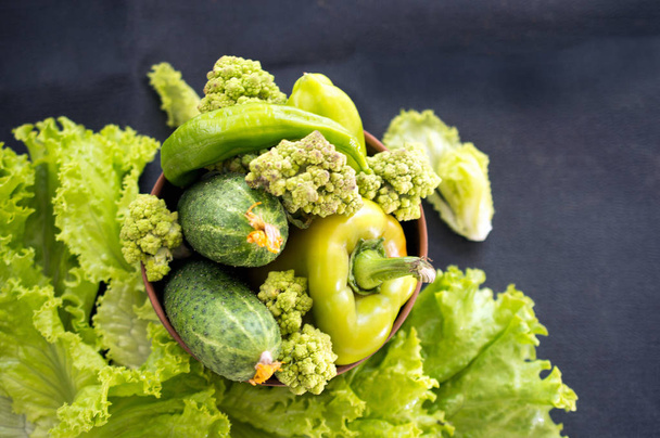 Zöld zöldség egy sötét háttér: uborka, brokkoli, pepp - Fotó, kép