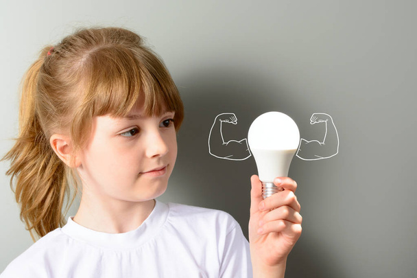 Cute dziewczynka trzymając światła żarówka led - Zdjęcie, obraz