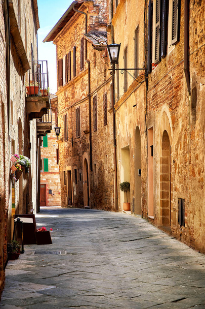 Narrow town street in Pienza, Italy - 写真・画像
