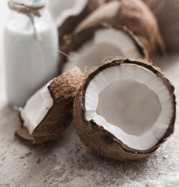 coconut on wooden background - Foto, afbeelding