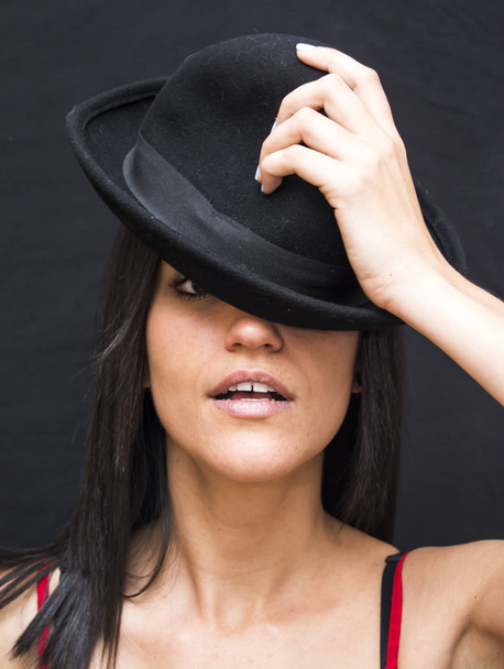 Retrato de una hermosa mujer con sombrero
 - Foto, Imagen
