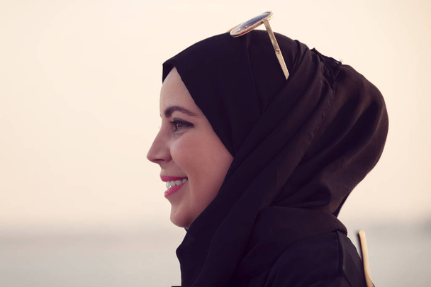 vista lateral de la joven árabe al aire libre
 - Foto, Imagen