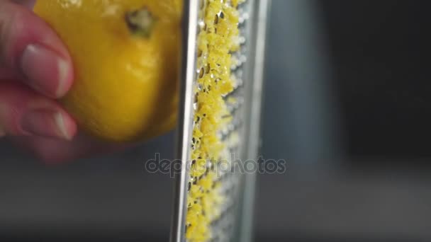 Кухар нарізає лимонну цедру на тертці, цитрусові та фрукти, вітаміни в їжі, здорове харчування
 - Кадри, відео