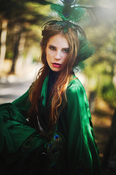 gyönyörű lány, szeplő egy zöld ruhát a fej díszítéssel - Fotó, kép