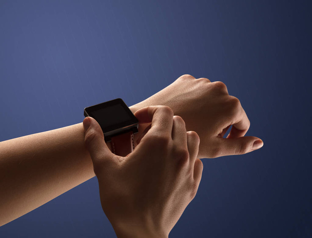 Close up female hand with balck smartwatch screen - Fotoğraf, Görsel