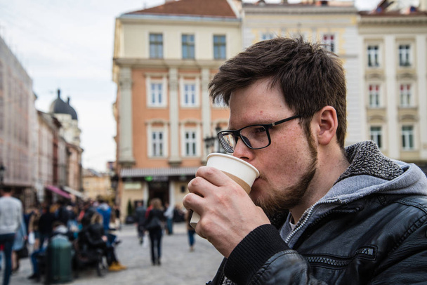 Yang Mann in Brille mit Bart trinkt Kaffee - Foto, Bild