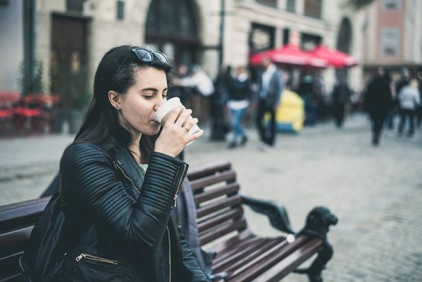 mujer bebe café afuera
 - Foto, Imagen