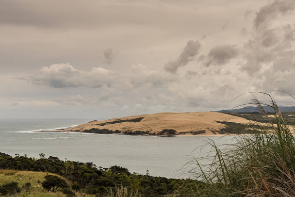 Sanddüne am Ausgang des Hafens von Hokianga, Neuseeland. - Foto, Bild