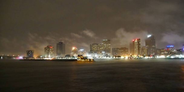 New Orleans Mississippi Nehri boyunca yağmurlu gece - Fotoğraf, Görsel