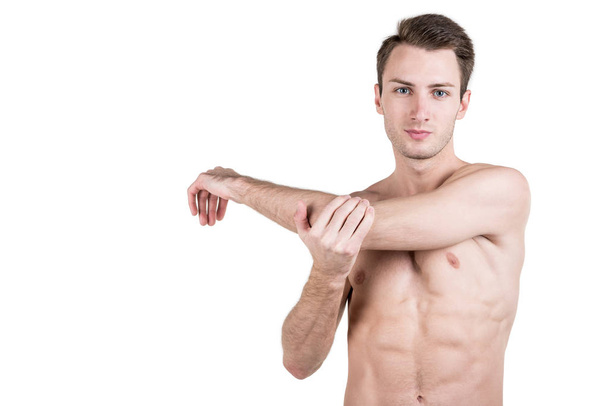 Mode de vie sain. Portrait d'un beau mec au corps nu et sportif, échauffement, isolé sur fond blanc. Cadre horizontal
 - Photo, image