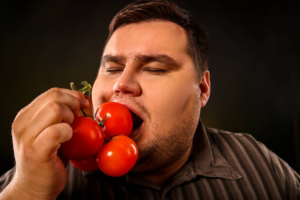 Dieta homem gordo comer comida saudável. Café da manhã saudável com legumes
. - Foto, Imagem