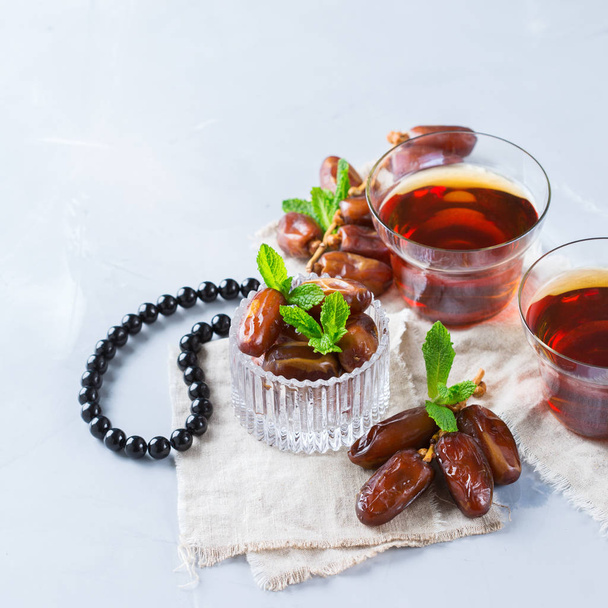 Рамадан Рамадан Рамазан Каренем. Традиційний арабський чай з м'ятою і фініками
 - Фото, зображення