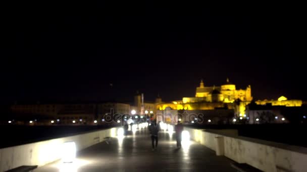 コルドバ、アンダルシア、スペインの歴史のグアダルキビル川のローマ橋の大天使ラファエル像センターします。. - 映像、動画