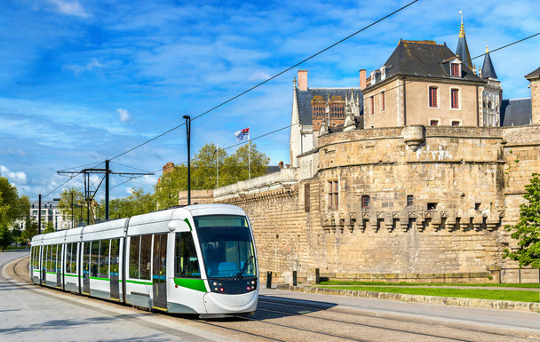 Tranvía en el Castillo de los Duques de Bretaña en Nantes, Francia
 - Foto, Imagen