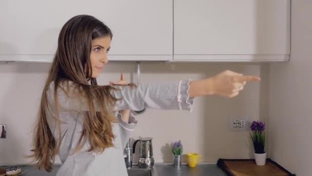  Couple dancing in pajamas in kitchen - Filmagem, Vídeo
