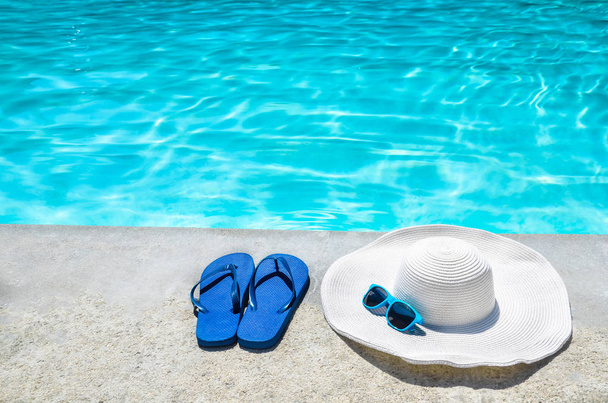 Fondo de verano con sombrero, chanclas y gafas de sol cerca de la p
 - Foto, Imagen