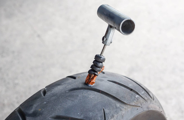 Kit de réparation de crevaison de pneu sans chambre à air
 - Photo, image