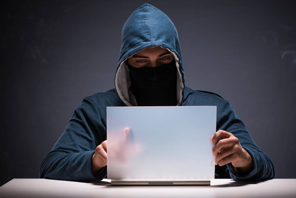 Комп'ютерний хакер, що працює в темній кімнаті
 - Фото, зображення